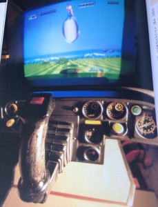 L'intérieur de la borne, photographié dans le livre-compilation Yu Suzuki Game Works